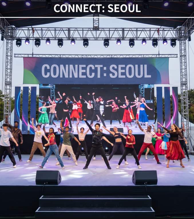 석촌호수 수변무대에서 발레 공연을 감상하는 가을 저녁 관람객 모습