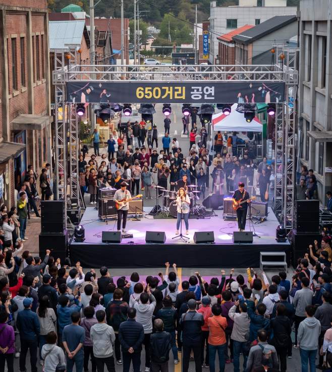Outdoor street concert stage on 650 Street during the Coal Heritage Festival 2026 in Sabuk