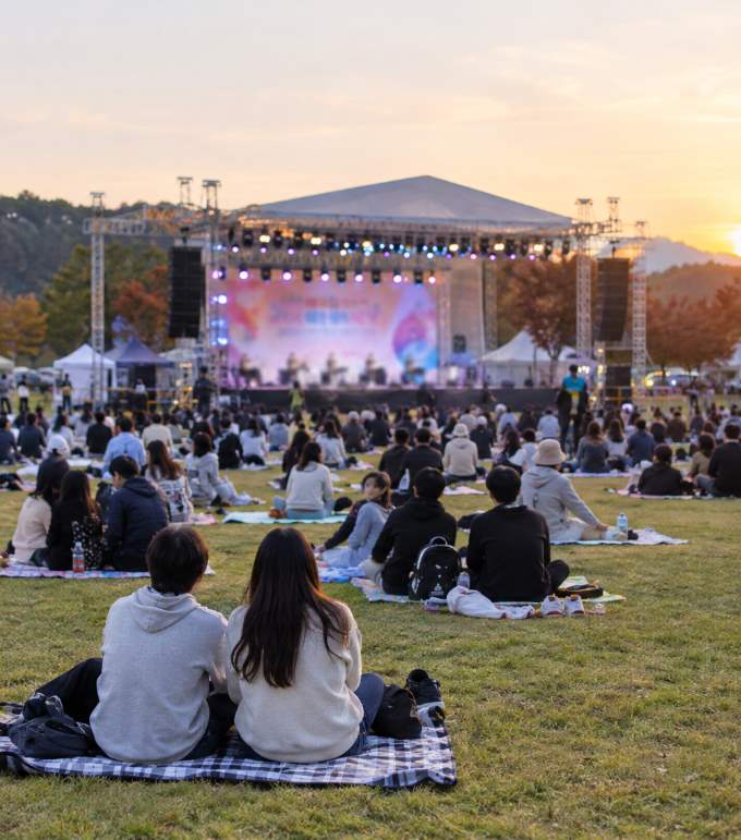 Crowd gathered at Jikji Culture Park main stage under a clear autumn sky at the Gimcheon Gimbap Festival