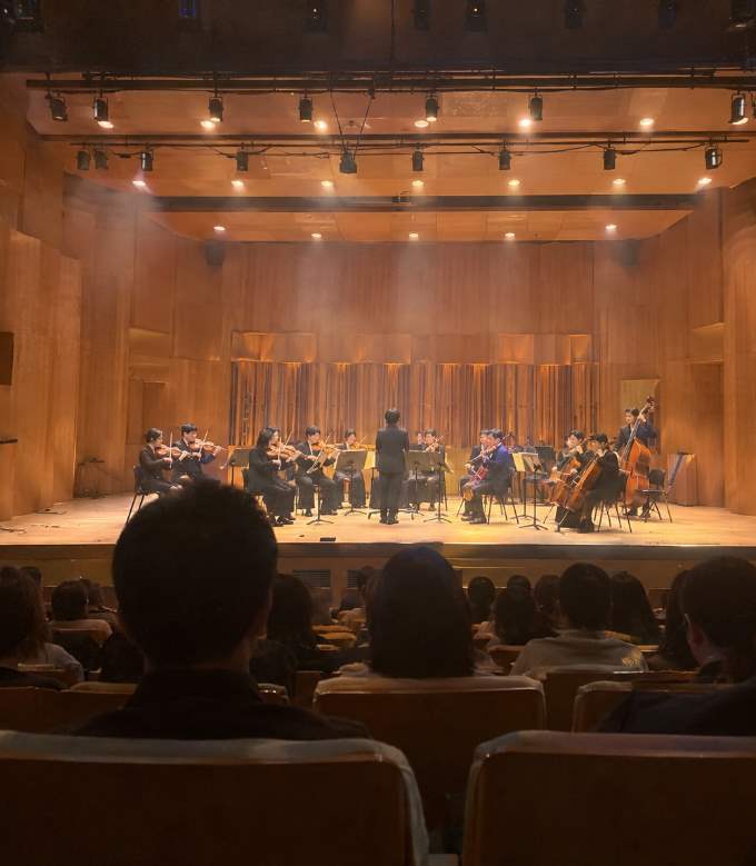 부산 영도구 피아크 별관 아트홀 외관과 케이클래식 공연 안내 현수막 전경