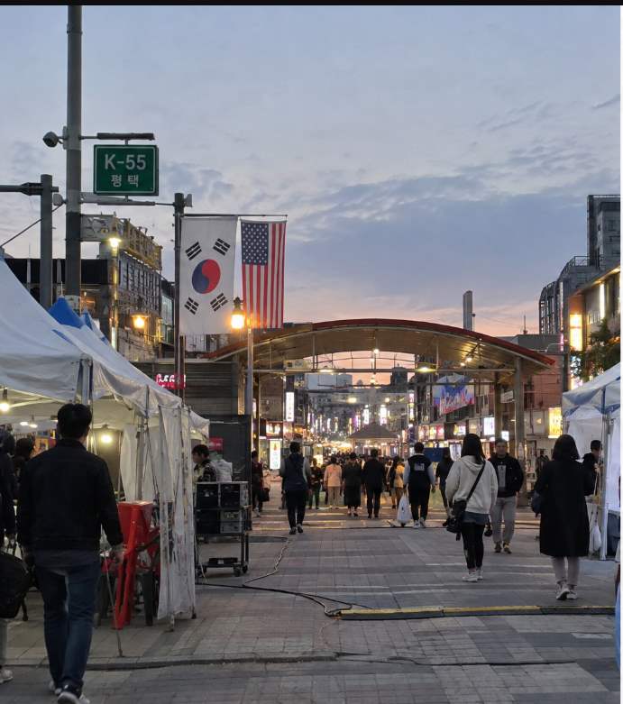신장쇼핑몰 일대 한·미 문화 체험존에서 방문객이 체험하는 모습