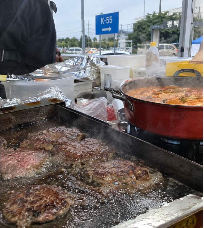 평택 신장쇼핑몰 거리에서 한·미 시민들이 어울리는 문화 교류 현장