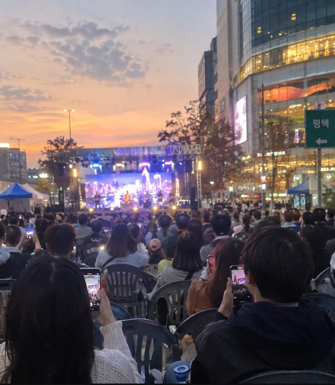 한미전선 문화한마당 신장쇼핑몰 일대 무대에서 미8군 재즈밴드가 연주하는 축하공연 장면