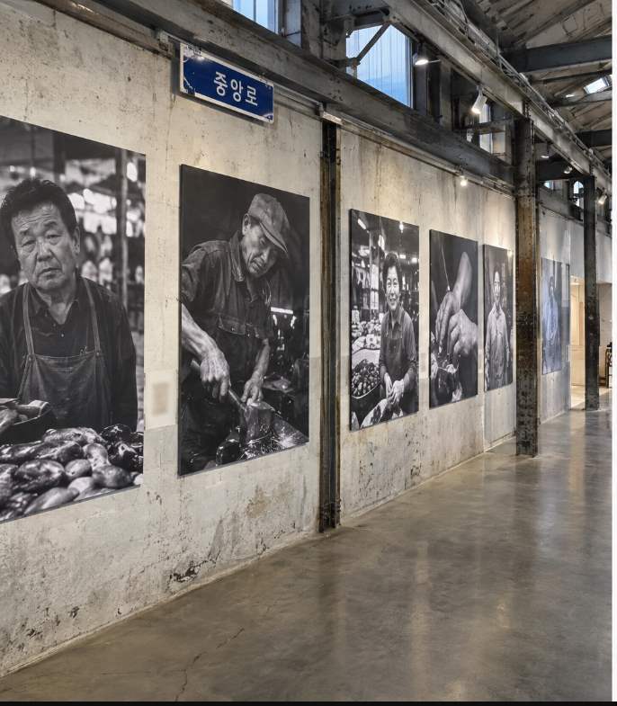 Pohang Steel Art Festival citizens resting at the pavilion along the Jungang-ro stream