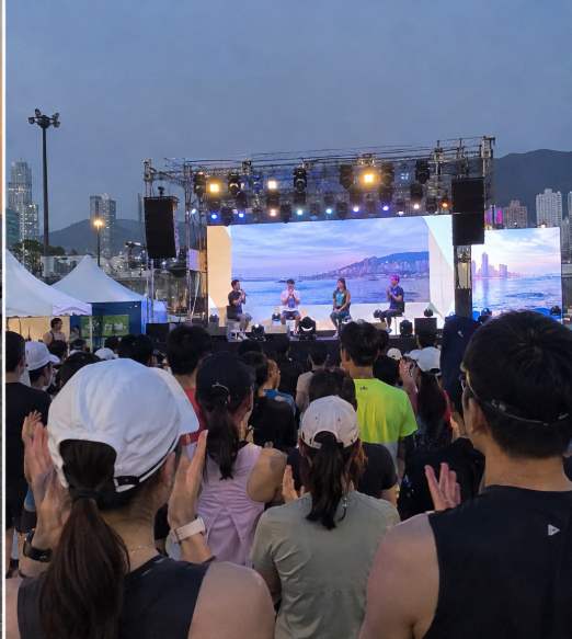 부산 북항친수공원 광장에서 열리는 러닝 행사 무대 전경