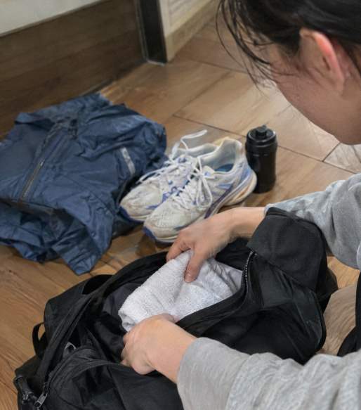 러닝화 끈을 묶고 출발선에 선 러닝 참가자들